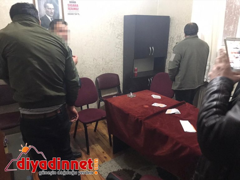 Kars'ta kahvehanede yakalanan 5 kişiye sosyal mesafeyi ihlalden para cezası