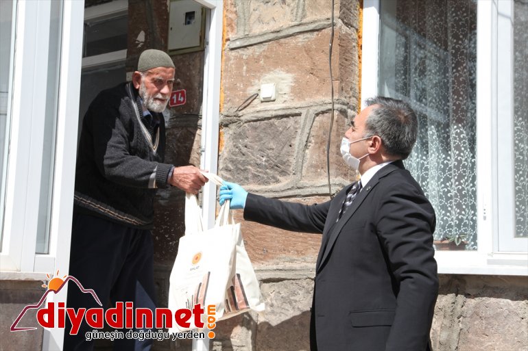 yaşlılara Ahlat ve ramazan Belediyesinden pidesi ikramı  hurma 4