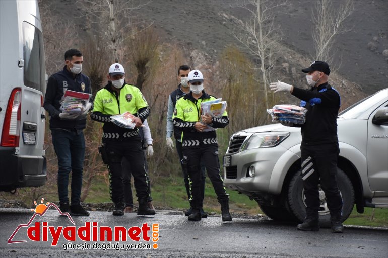 Hakkari'de çocukların 23 Nisan'ı kutlama isteğini polis yerine getirdi