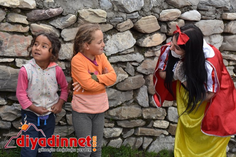 Hakkari hediye kutladı çocuklara polisi dağıtarak bayramlarını 7