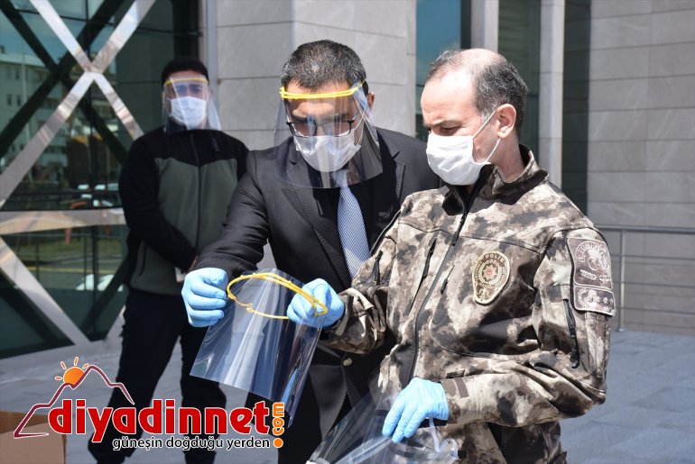 Kars'ta BİLSEM görevlileri polisler için siperlik üretiyor