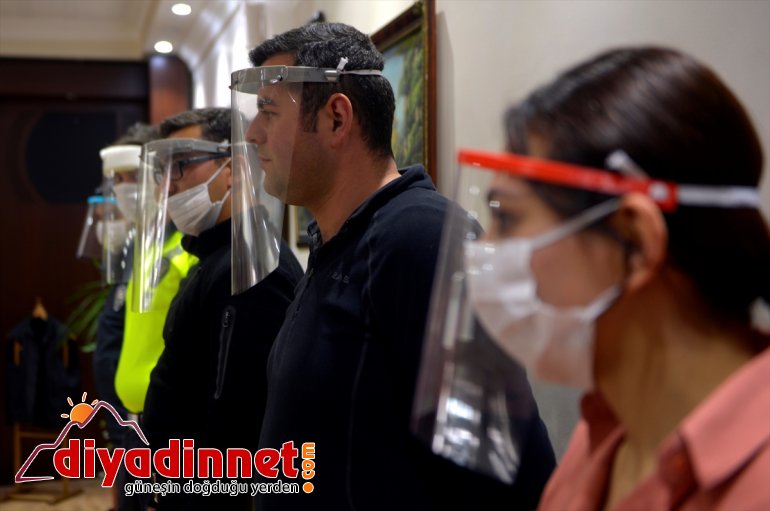 Ardahan'da öğretmenler polisler için siperli maske üretti