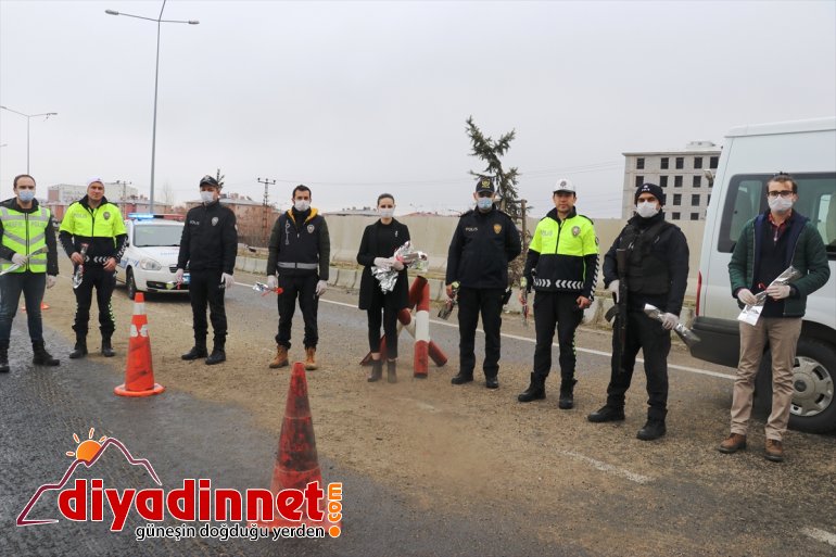 polislere karanfil baklava ikram öğretmenler verip etti Ağrı