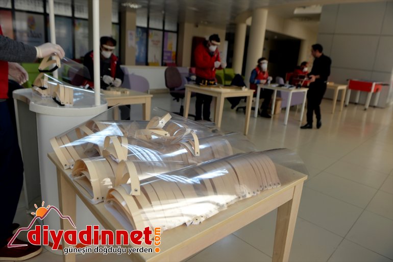 Ardahanlı gönüllü gençler, sağlıkçılar için maske üretimine başladı