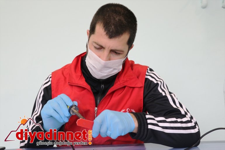 üretimi destek bir için Sağlıkçılara gençlerden de gönüllü Ağrılı maske 2