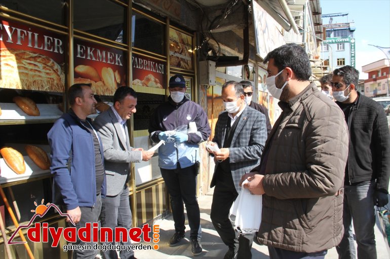 Şemdinli'de vatandaşlara ücretsiz maske dağıtıldı