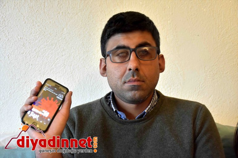 Görme engelliler AA'nın sesli yayınıyla gündemi takip ediyor