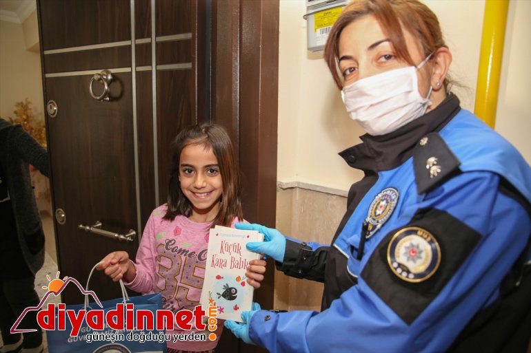 Muşlu öğrenci, kendisine kitap getiren polislere şiir okudu