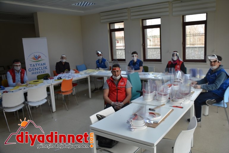 dağıtımına BİTLİS Gençlik başlandı maskelerin Merkezi