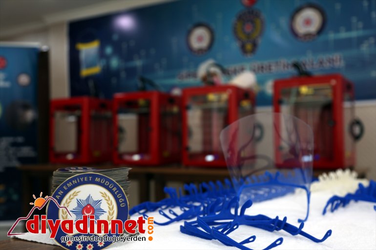 Van'da polisler kendi ihtiyaçları için yüz koruyucu siperlik üretiyor