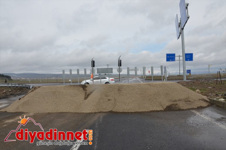Karakurt çevre trafiğe kapandı - yolu Sarıkamış-Horasan su Barajı başlayınca tutmaya KARS HES 5