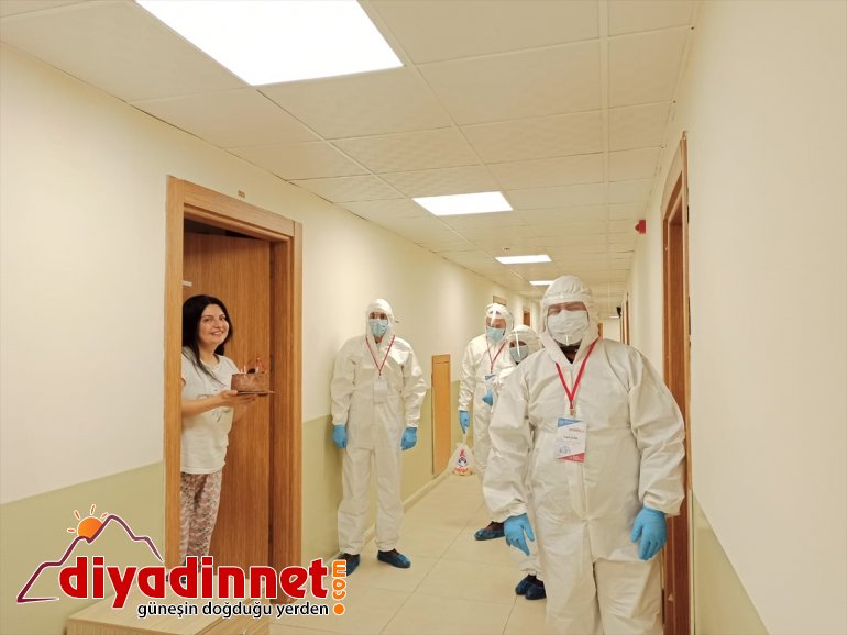 Kars'ta karantinadaki kadına doğum günü sürprizi