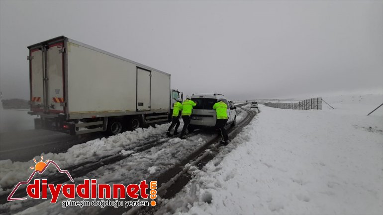 nedeniyle yolda uyarısı sürücülere Kar kalan ELAZIĞ Evde kal - 4