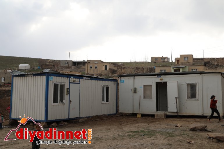 Van'da depremzedelerin barınması için konteynerlerin kurulumu sürüyor