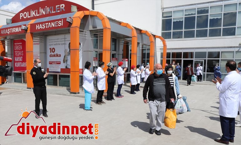 Erzurum'da yeni tip koronavirüsü yenen 26 kişi daha alkışlarla taburcu edildi