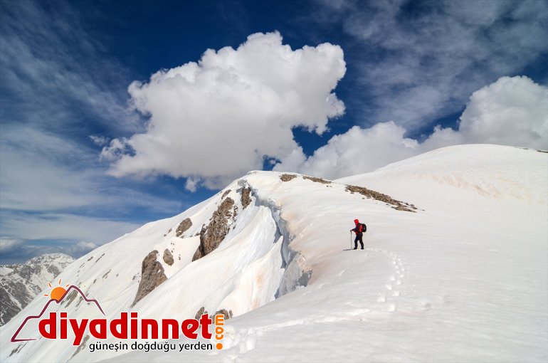 Tunceli'de 2 doğasever 4 metre kara rağmen Mercan Dağları'na tırmanış yaptı