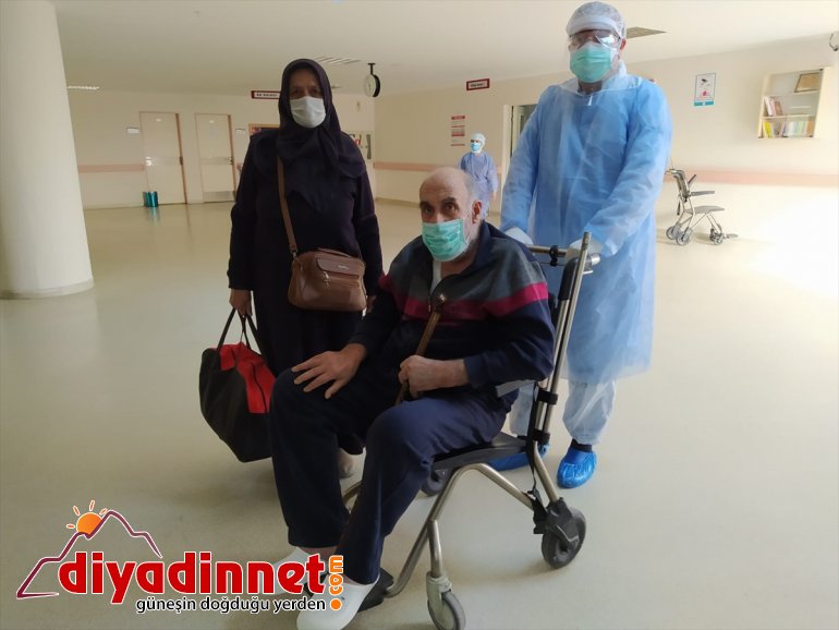 Koronavirüs tedavisi tamamlanan 64 yaşındaki hasta alkışlarla taburcu edildi