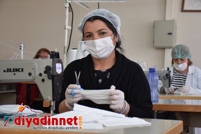 Karslı kadınlar, sağlıkçılar için maske üretiyor