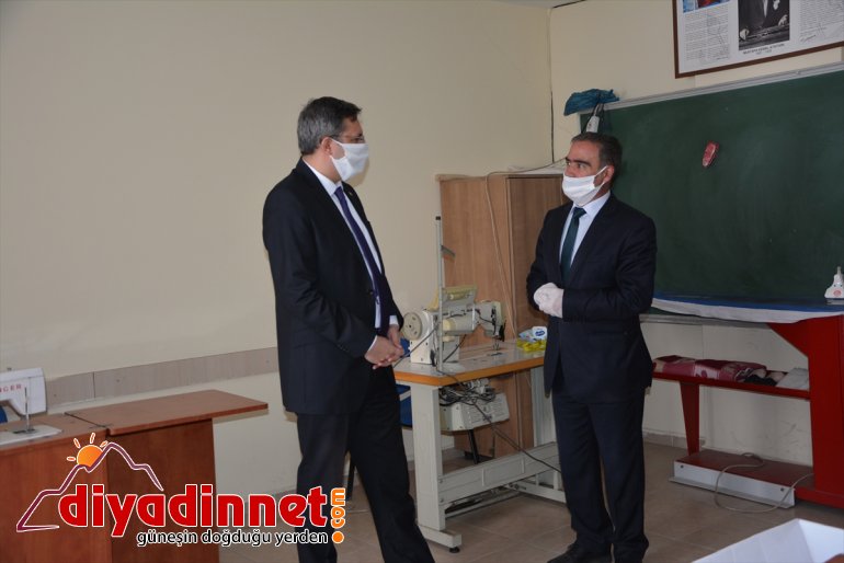 Patnos Halk Eğitim Merkezi'nde usta öğreticiler gönüllü maske üretiyor