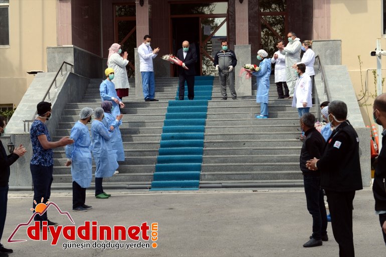 Van'da Kovid-19 tedavisi tamamlanan 3 kişi alkışlarla taburcu edildi