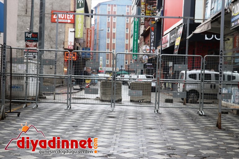 Ağrı'da vatandaşlar, bariyerle kapatılan caddeye ateşleri ölçüldükten sonra alınıyor