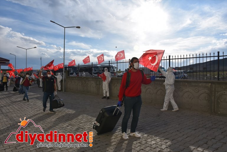 vatandaşlar Ölürüm karşılandı şarkısıyla  getirilen Kars