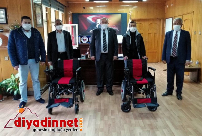 Sarıkamış Belediyesi engelli vatandaşlara akülü araba hediye etti