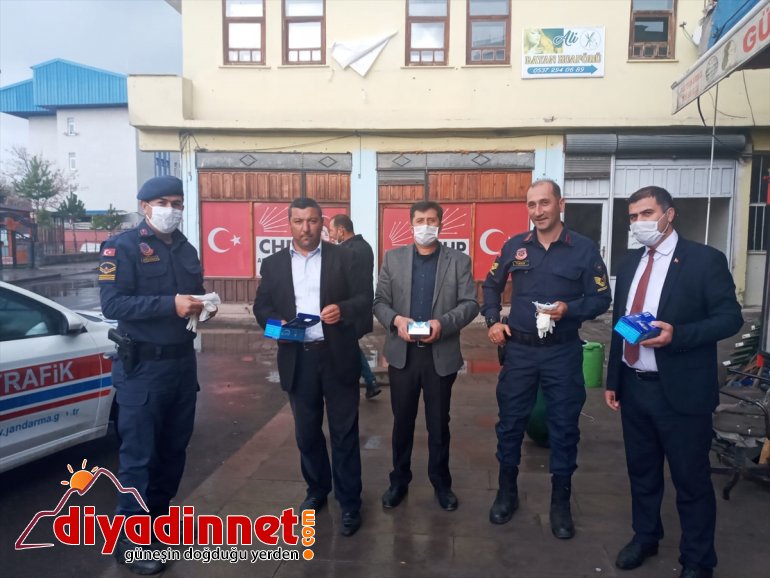 Akyaka'da esnaf ve vatandaşlara maske dağıtıldı
