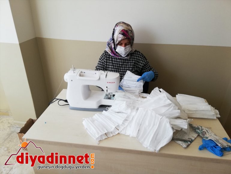 gönüllü üretimi kadınlar maske olarak Bulanık