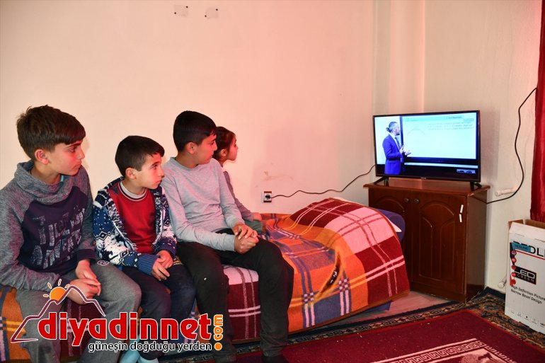 Televizyonları olmadığı için EBA TV'yi izleyemeyen kardeşlerin yardımına Türk Kızılay yetişti