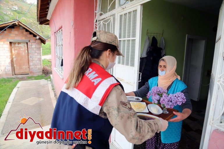 servisi leylaklarla yaşlıların kahvaltı evlerine süslü Tunceli