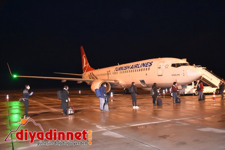 İrlanda'dan getirilen 115 Türk vatandaşı Kars'taki yurtlara yerleştirildi