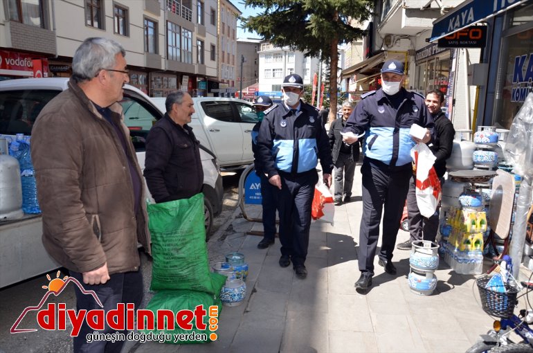 Kars ve Ardahan'da Kovid-19 salgınına karşı maske dağıtıldı
