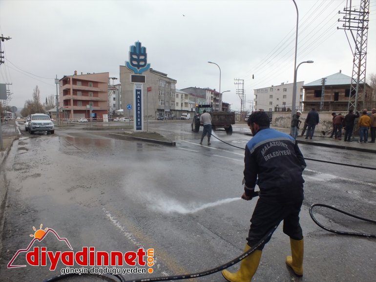 Malazgirt'te cadde ve sokaklar yıkanıyor
