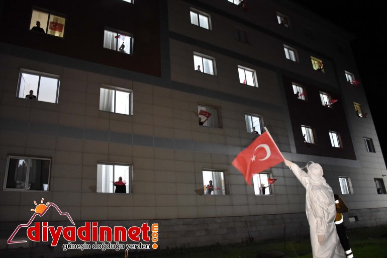 Muş'ta yurtta karantinada kalan vatandaşlara moral konseri