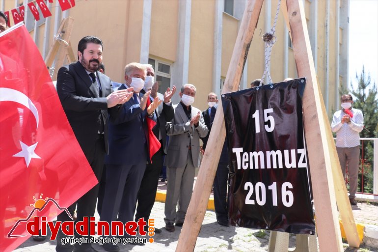 Ağrı'da '27 Mayıs, 12 Eylül ve 15 Temmuz' yazılı pankartlar darağacına asıldı