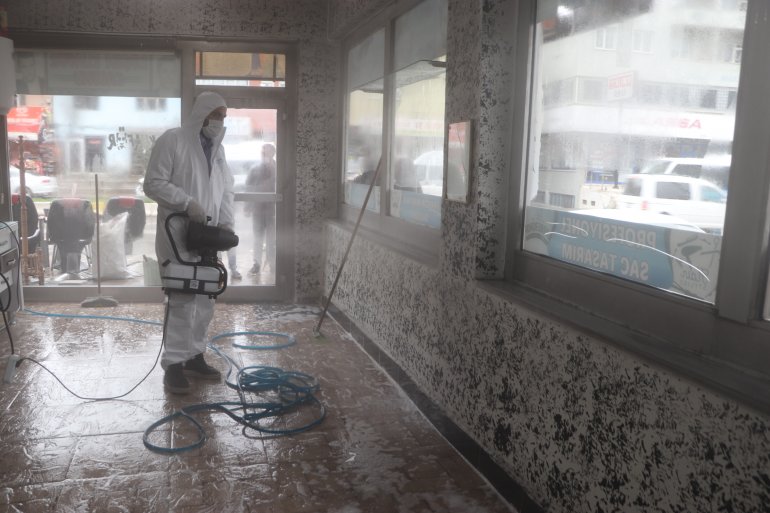Ağrı Belediyesi nden berber ve kuaförlere dezenfekte çalışması3