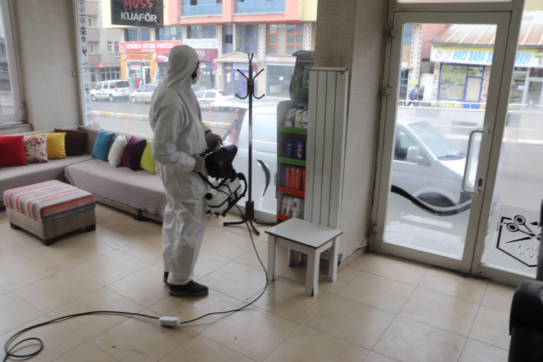 Ağrı Belediyesi nden berber ve kuaförlere dezenfekte çalışması5