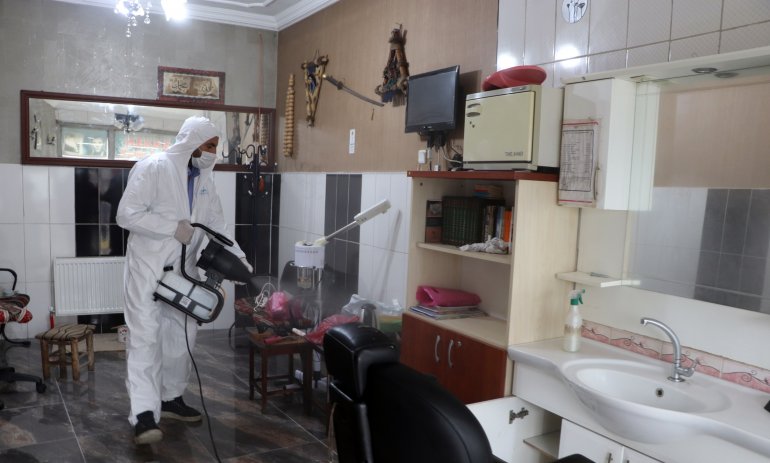 Ağrı'da berber ve kuaför salonları dezenfekte ediliyor
