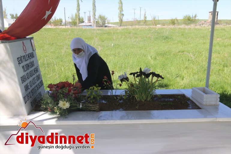 Ağrı da şehit aileleri evlatlarının kabrini ziyaret etti2