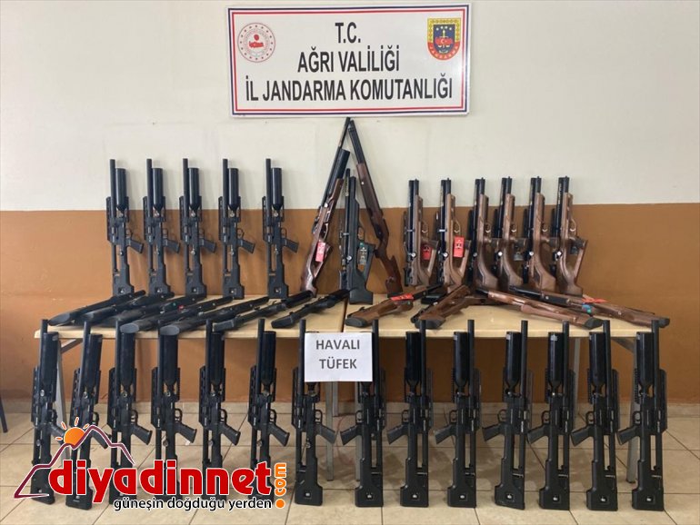 Ağrı'da jandarma dere yatağına gizlenmiş 50 av tüfeği ile kaçak sigara ele geçirdi