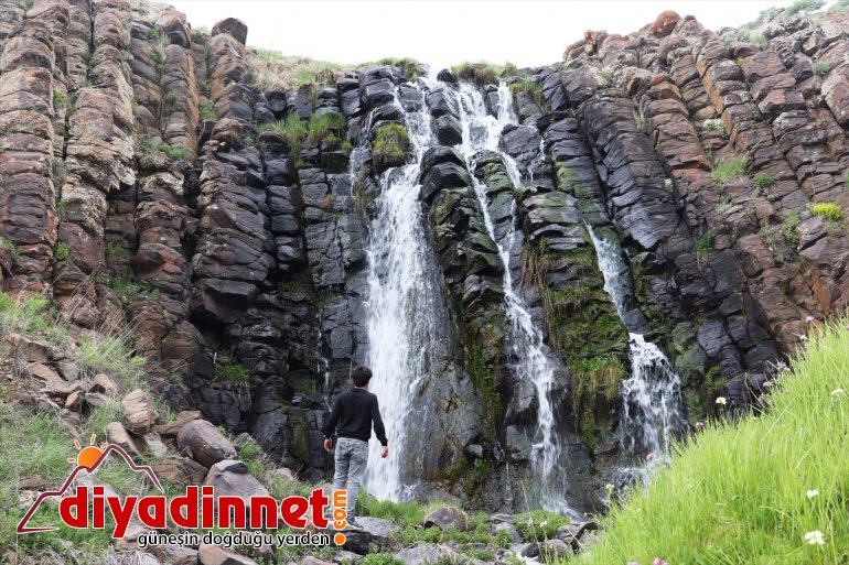 Ağrı'da kar sularıyla beslenen şelale görsel şölen sunuyor