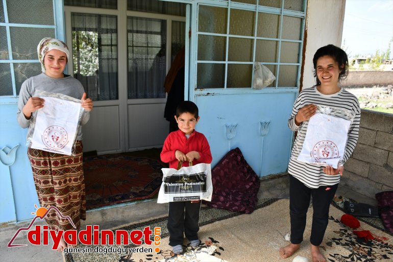 tişörtleri - dağıttılar Salgında gençlere isimlerini sağlıkçıların AĞRI ölen bastırdıkları 7