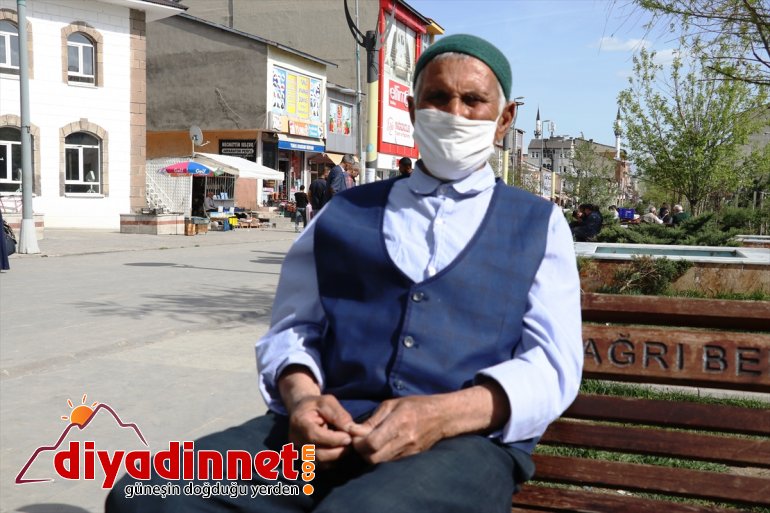 Ağrı'da 2 ay sonra sokağa çıkan İbrahim dede "özgürlüğün" tadını çıkardı