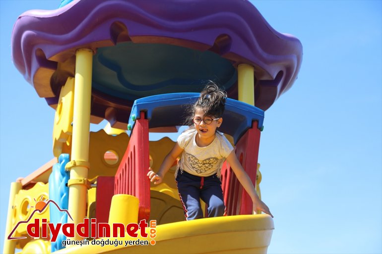 çıkardı sıcak havanın tadını  çocuklar Bingöllü  8