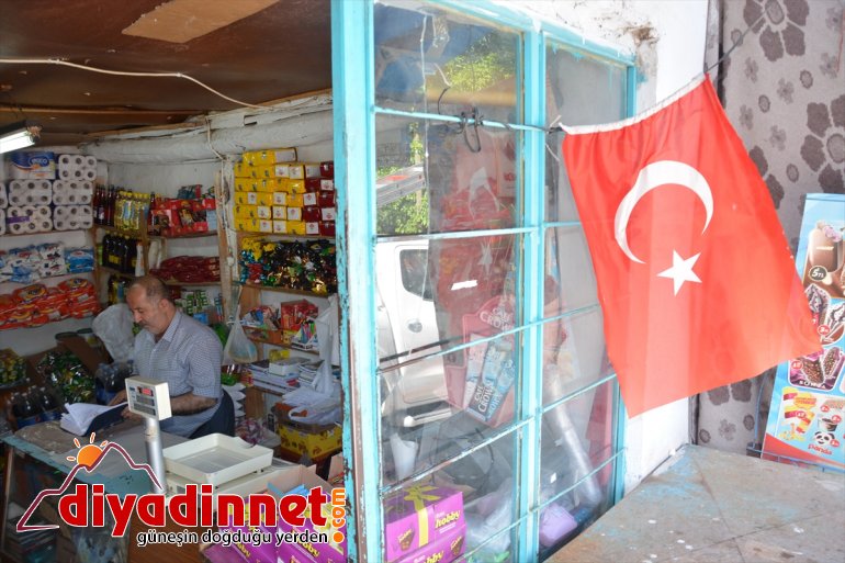 Hayırsever, komşularını "zimem defteri" geleneğiyle sevindirdi