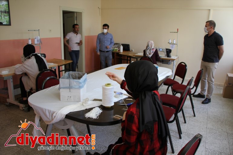 Hizan'da kadınlar gönüllü maske üretimi gerçekleştiriyor