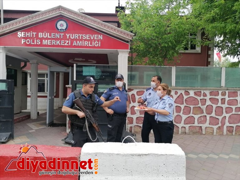 Iğdır'da zabıtalar, görev başındaki polisleri ziyaret etti