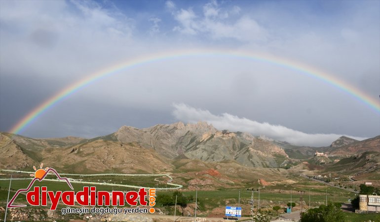 İshak Paşa Sarayı'nın üzerinde oluşan gökkuşağı büyüledi