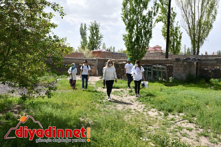 ölen sağlıkçıların gençlere AĞRI tişörtleri isimlerini Salgında - dağıttılar bastırdıkları 9